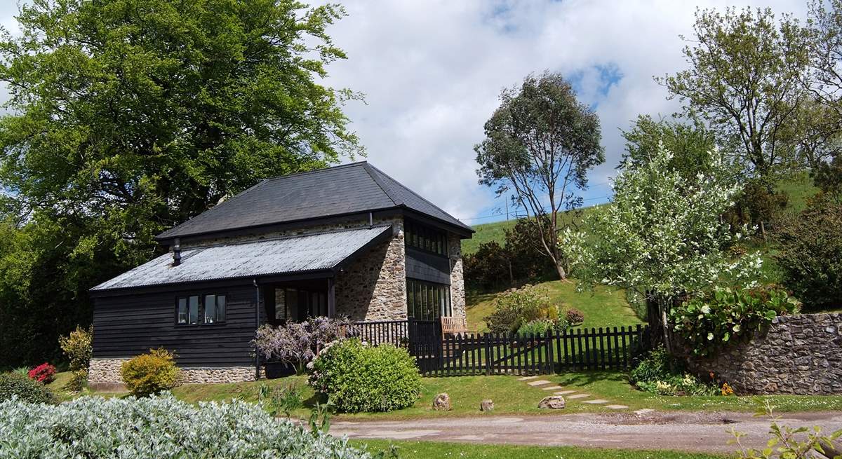 This detached cottage has its own garden and views as far as Dartmoor in the distance.