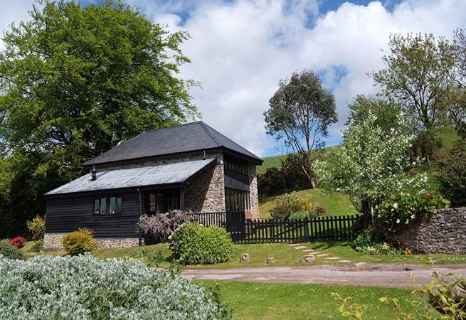 This detached cottage has its own garden and views as far as Dartmoor in the distance.