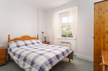 The bedroom is light and fresh.