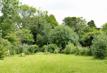 You are welcome to use this part of the owner's garden which leads to a beech wood, especially useful if your four-legged friend needs to stretch their legs! The garden is accessed via 5 steps.