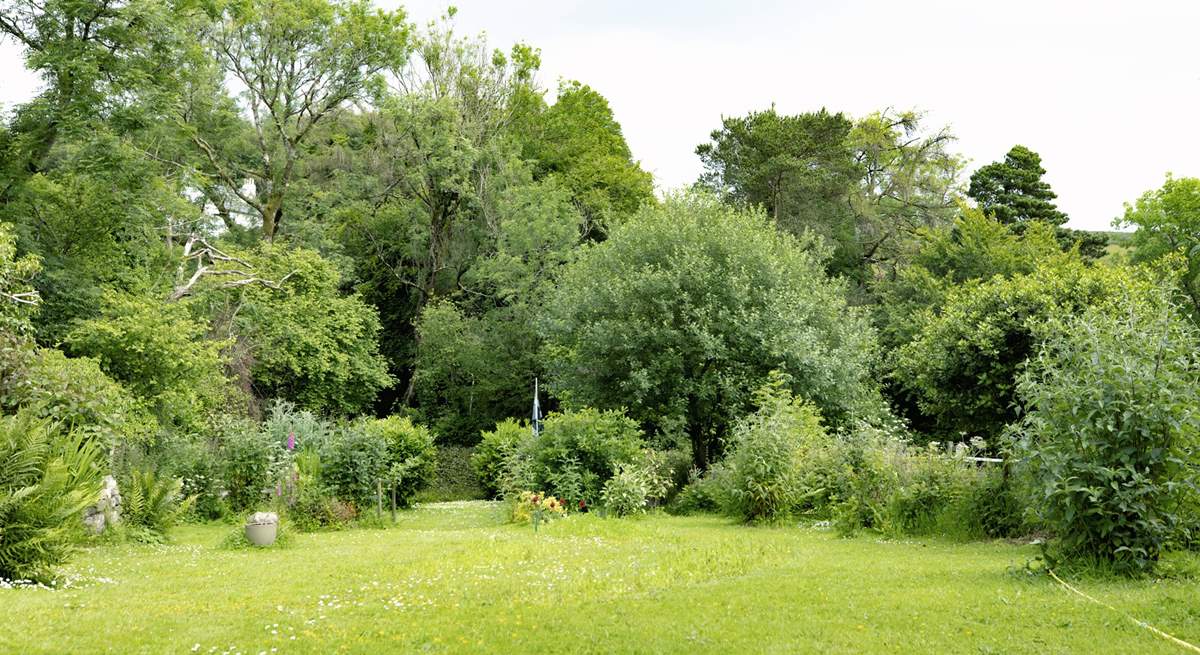 You are welcome to use this part of the owner's garden which leads to a beech wood, especially useful if your four-legged friend needs to stretch their legs! The garden is accessed via 5 steps.