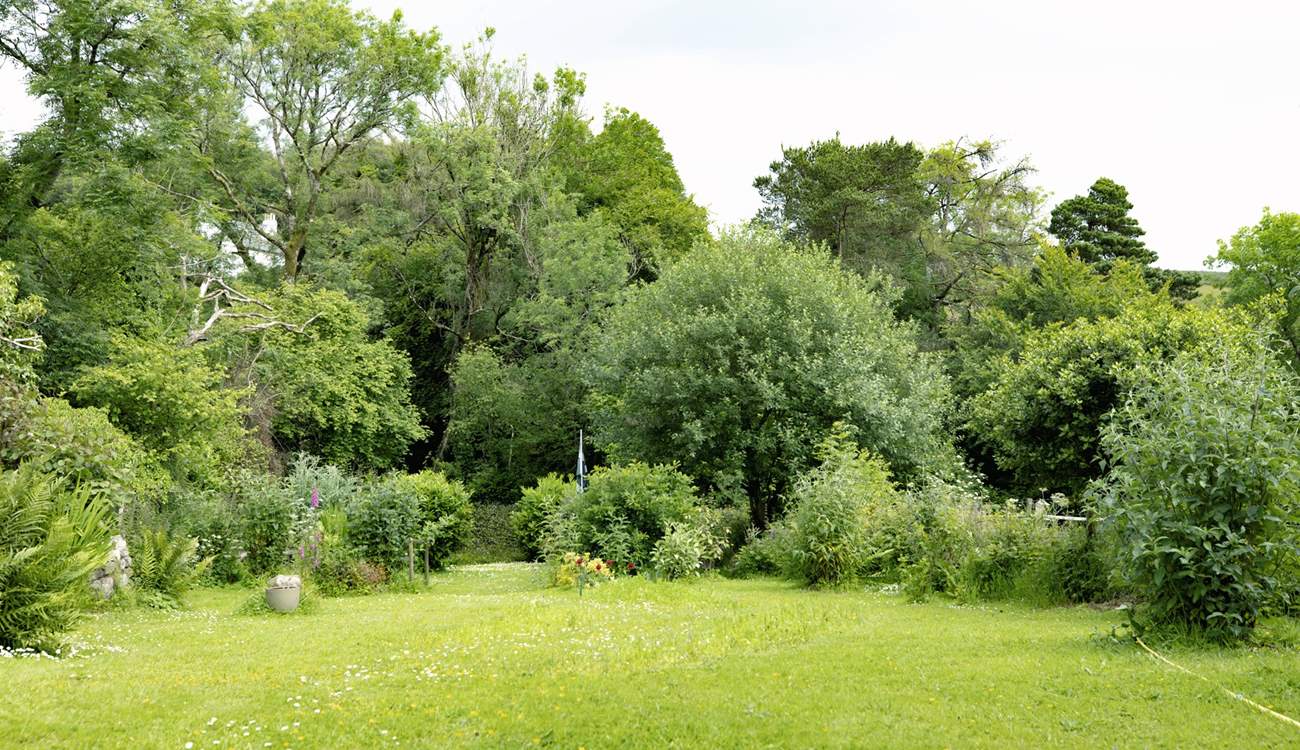 You are welcome to use this part of the owner's garden which leads to a beech wood, especially useful if your four-legged friend needs to stretch their legs! The garden is accessed via 5 steps.