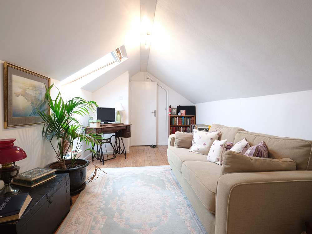 The upstairs sitting-room leads through to an en suite 'zip and link' (twin or double) bedroom.