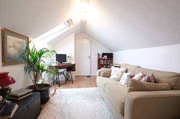 The upstairs sitting-room leads through to an en suite 'zip and link' (twin or double) bedroom.