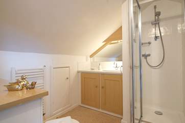 The en suite shower-room.