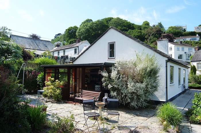 The Sheiling is a 3 bedroom, dog friendly holiday cottage near Fowey, South Cornwall.