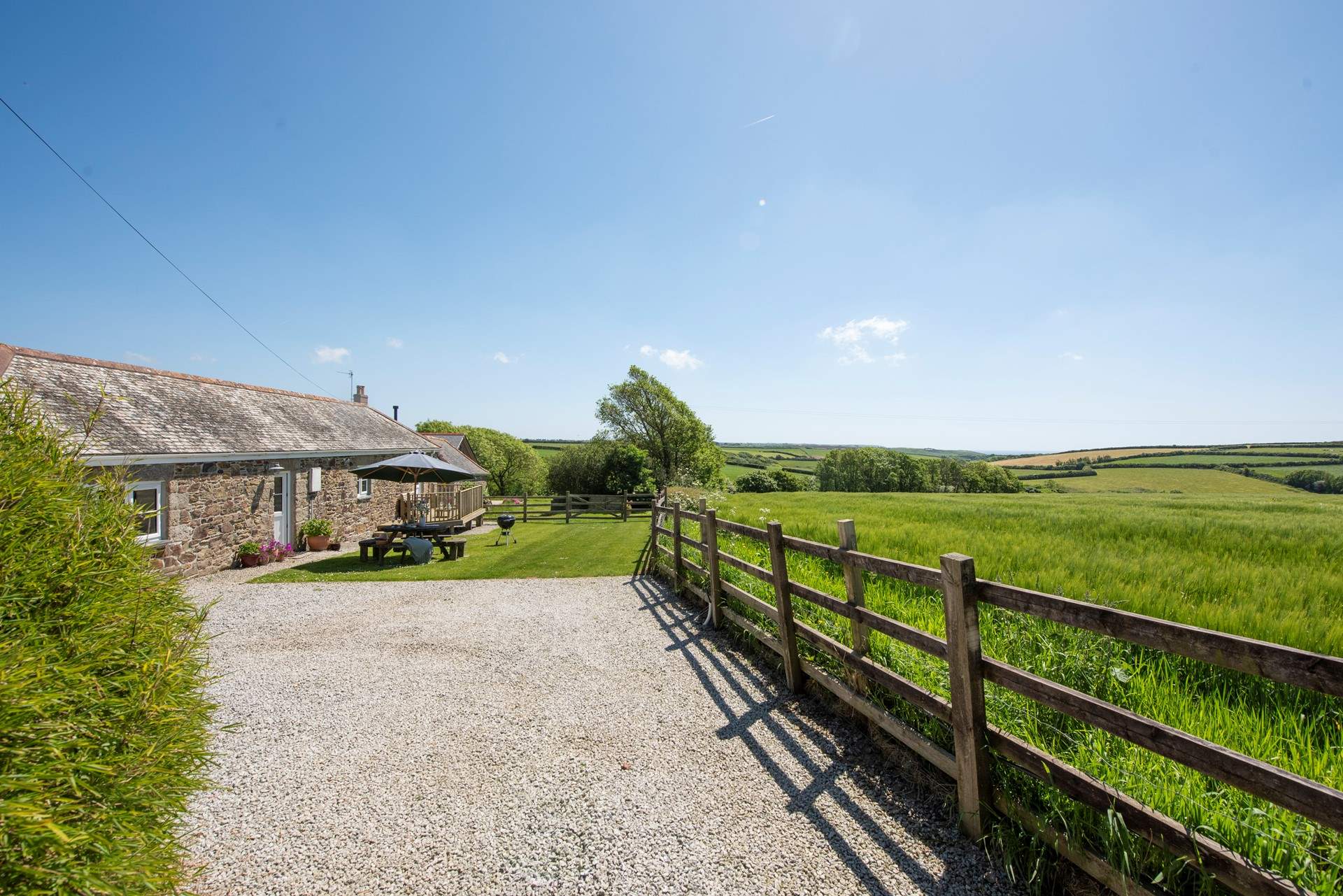 The approach to Rowes Cottage down the driveway.