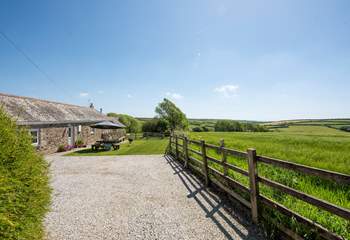 The approach to Rowes Cottage down the driveway.