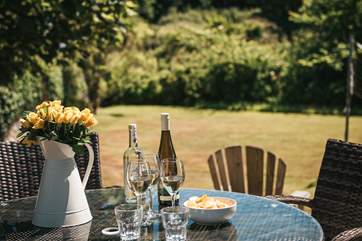 After a day out on the beach sit in the garden with a nice cold drink as the sun goes down. This is what holidays are made of. Please note, the rattan garden furniture is available Easter to October.