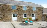 Pebble Cottage has a sitting-area in the courtyard with The Old Stable to the right of the picture. - Thumbnail Image