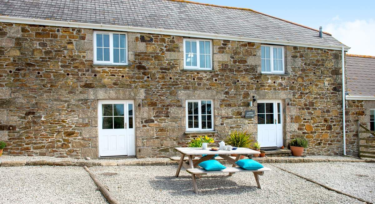 Pebble Cottage has a sitting-area in the courtyard with The Old Stable to the right of the picture.