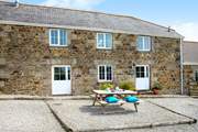 Pebble Cottage has a sitting-area in the courtyard with The Old Stable to the right of the picture.