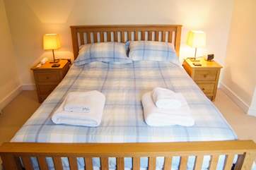 The master bedroom has a king-size (5') bed.