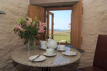 Mealtimes will be a delight with such a stunning backdrop.