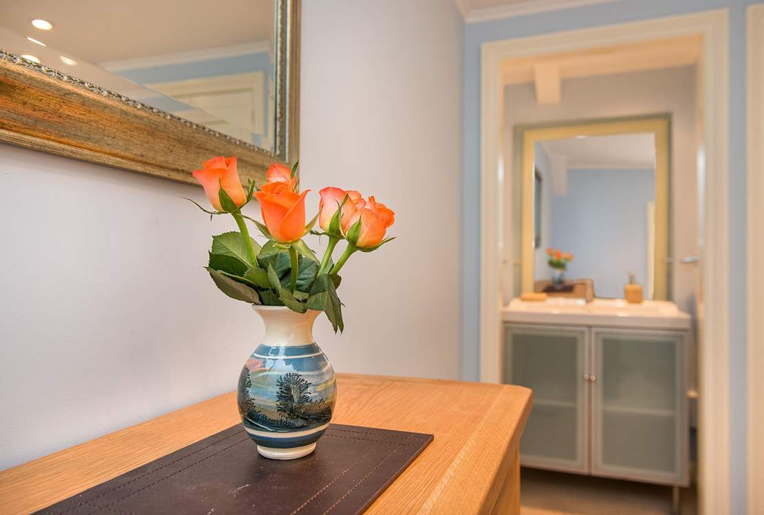 ... and a useful vanity unit.