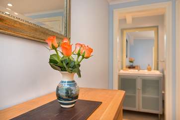 ... and a useful vanity unit.