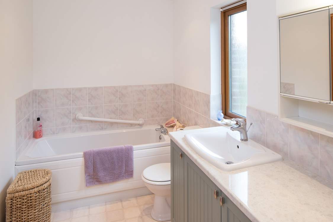 The spacious en suite bathroom.