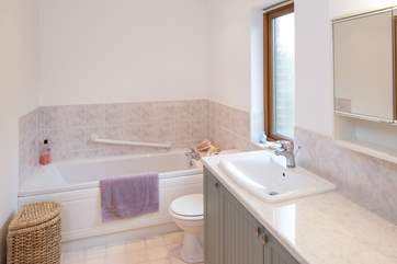 The spacious en suite bathroom.