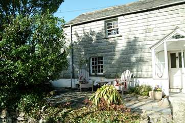 A view of the front of this delightful cottage.