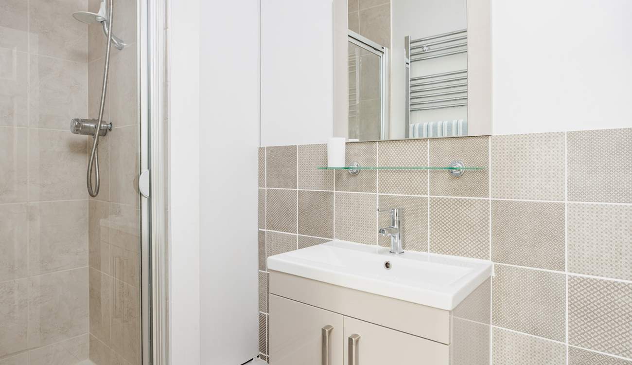 The en suite shower-room.