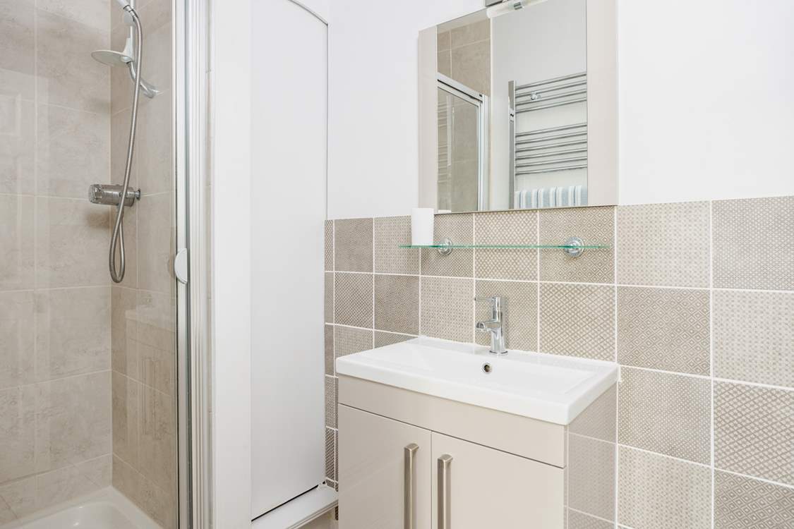 The en suite shower-room.