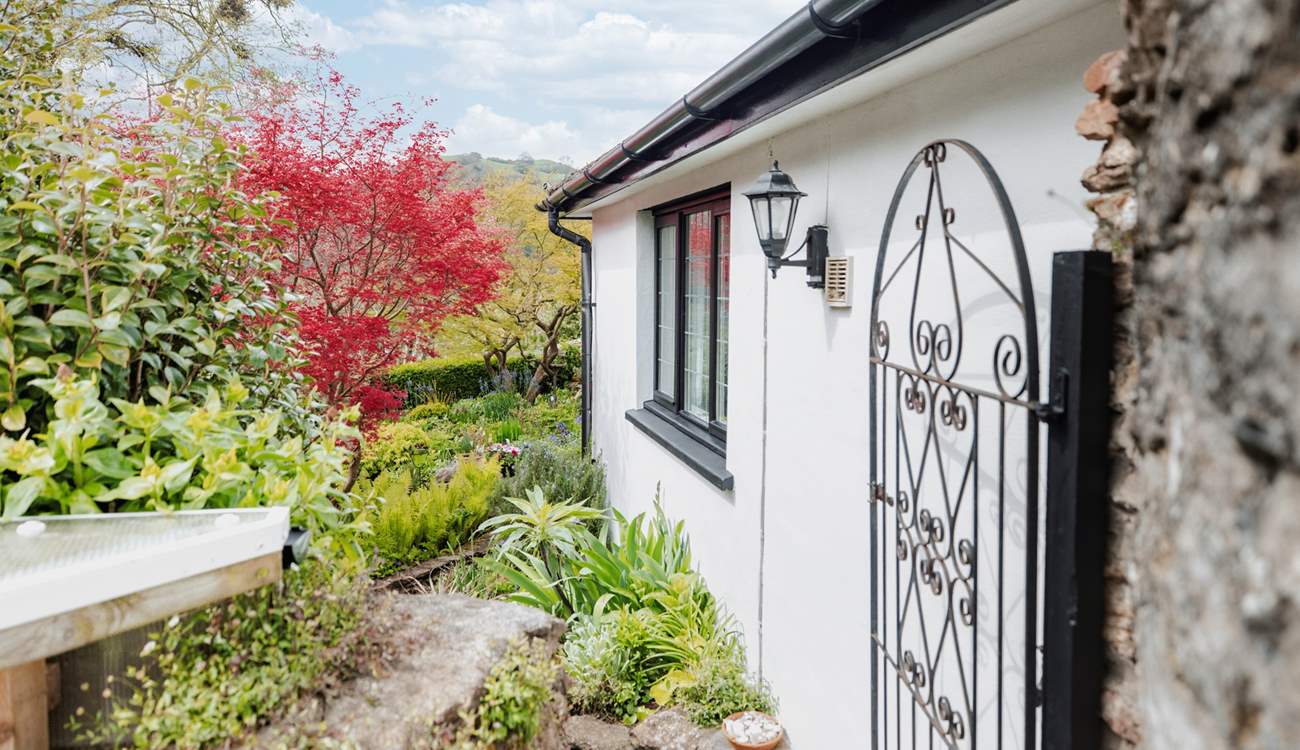 This is the path to the cottage from the road where you can drop off your luggage. Parking is in the car park - 200 yards from the cottage.