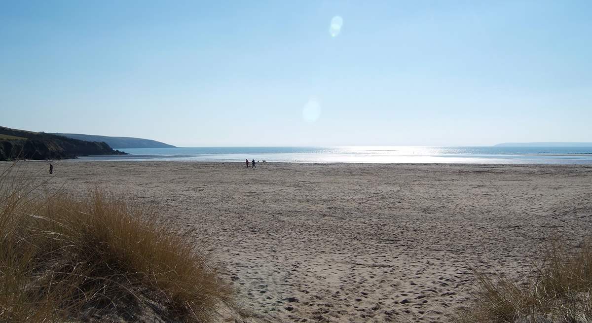 Par sands is easily accessible, with a car park right next to the sand dunes.