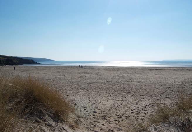 Par sands is easily accessible, with a car park right next to the sand dunes.
