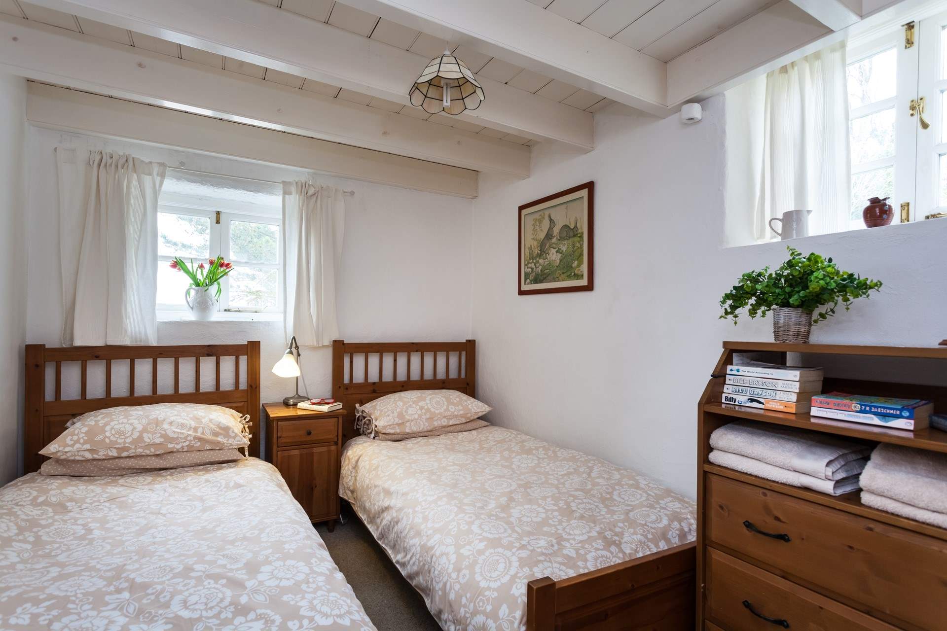 The sweet twin bedroom.