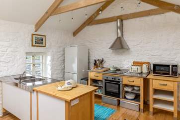 The stylish birchwood and stainless steel kitchen-area is very well-equipped.