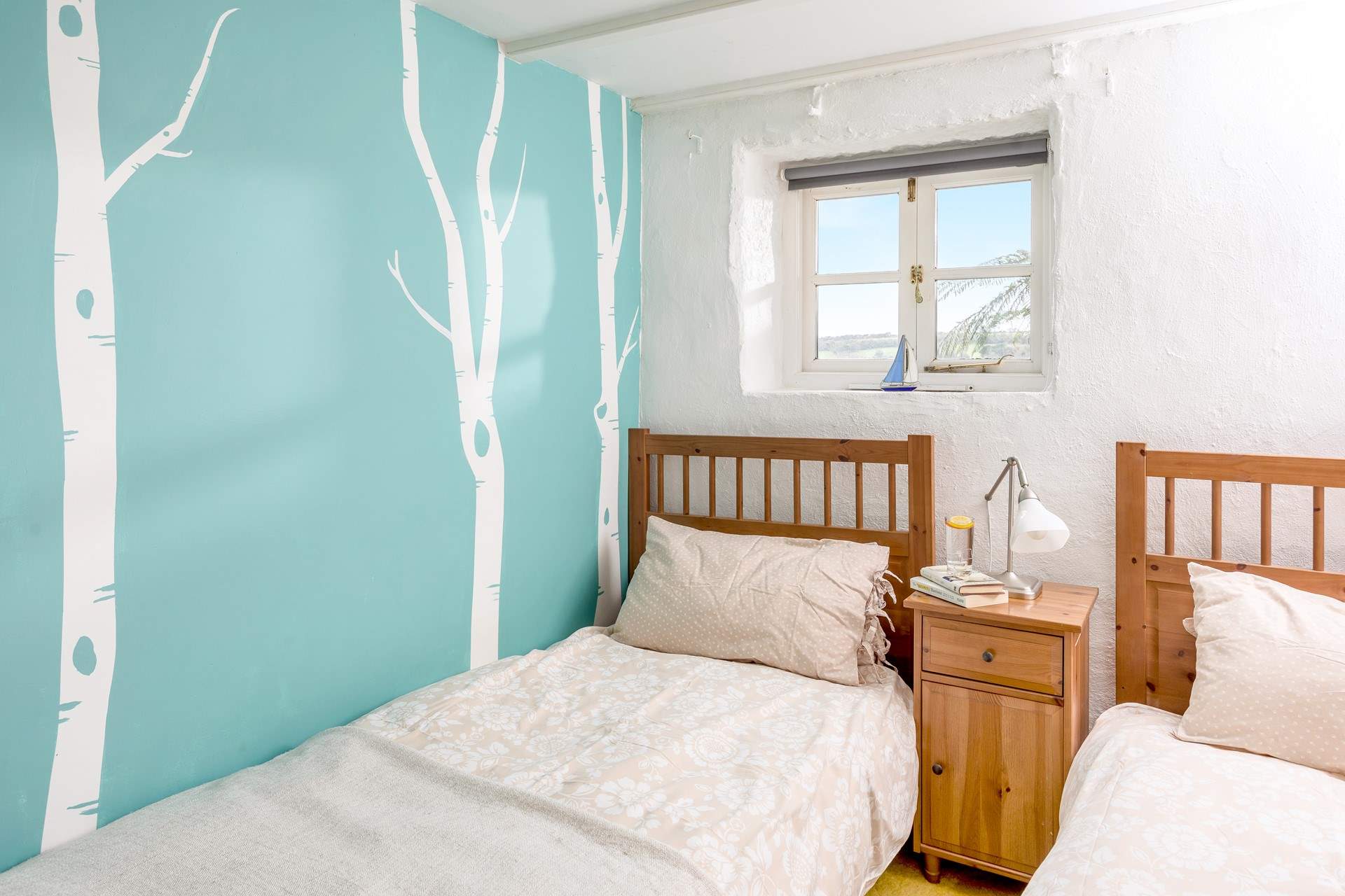 Fun decorations paying homage to the countryside. 