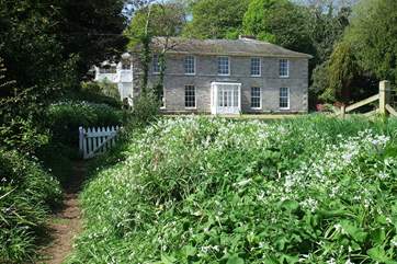 Lovely grounds for guests to enjoy.
