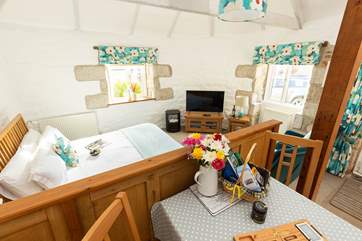 The view from the kitchen-area with the sitting-area and king-size bed.
