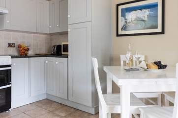The well-equipped kitchen has all that you could need to create a culinary masterpiece.