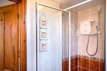 The en suite shower-room.