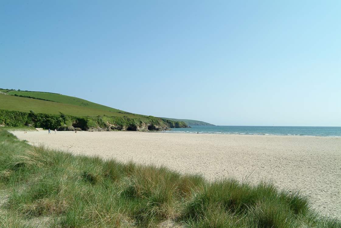 Par Sands has plenty of parking right by the beach.