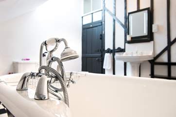And this one has a beautiful roll-top bath.