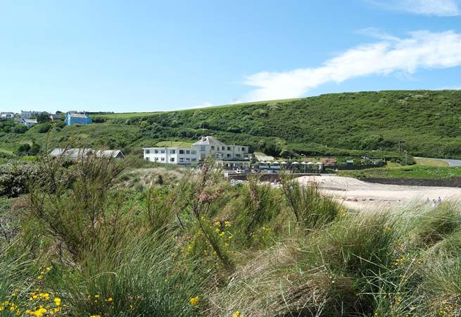 The seaside village of Mawgan Porth consists of a pub and a few shops.
