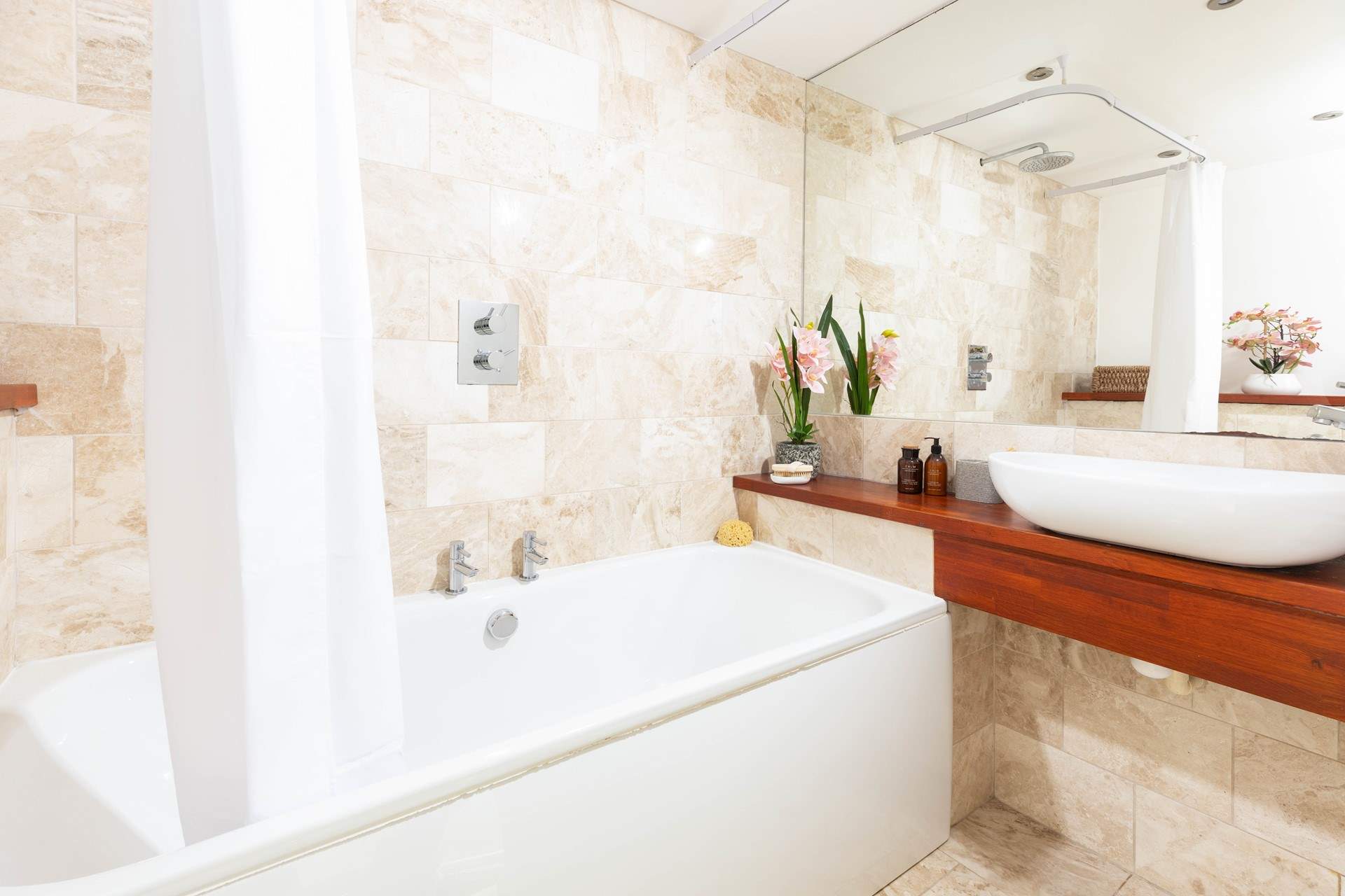 The en suite bathroom.