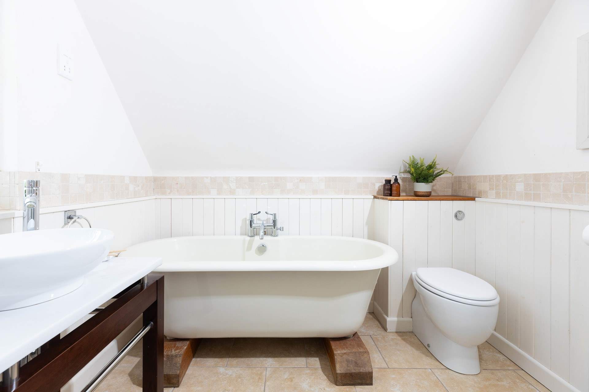Bedroom 5 has a fabulous roll-top bath in the en suite. 