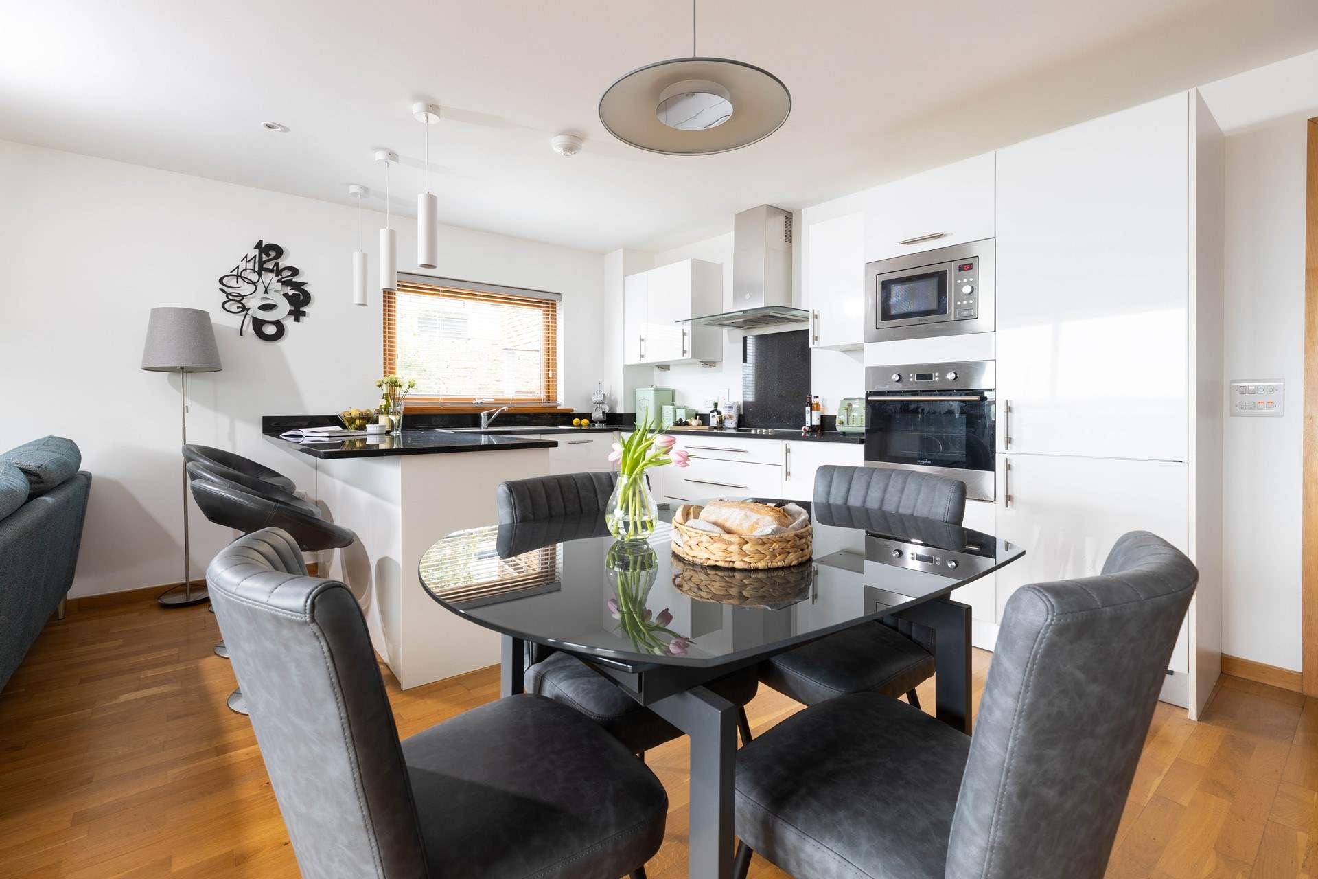 Enjoy long tasty suppers around the table.