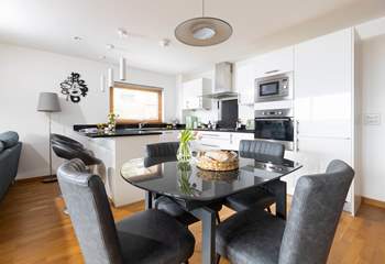 Enjoy long tasty suppers around the table.