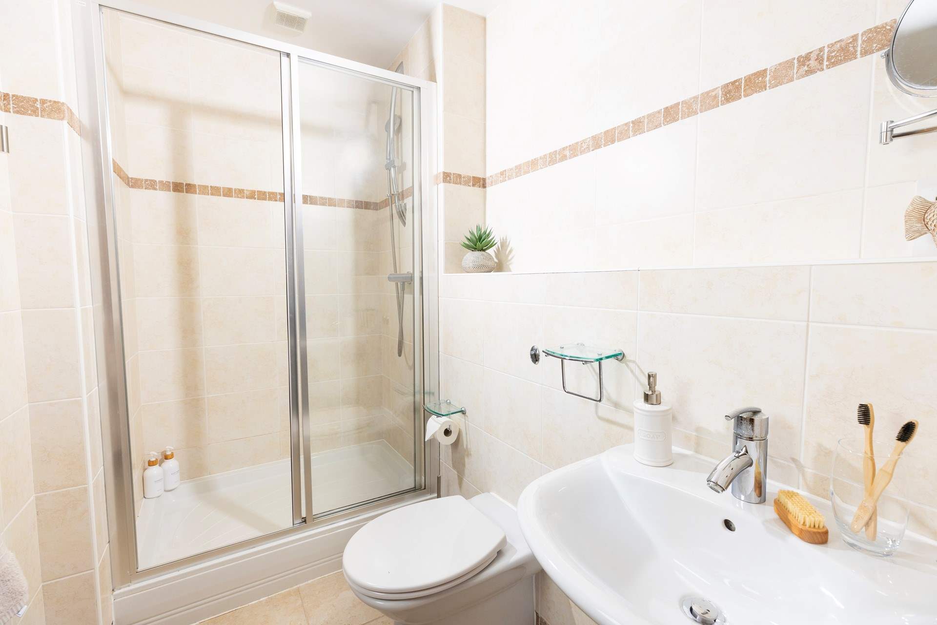 The lovely ensuite for the principle bedroom.