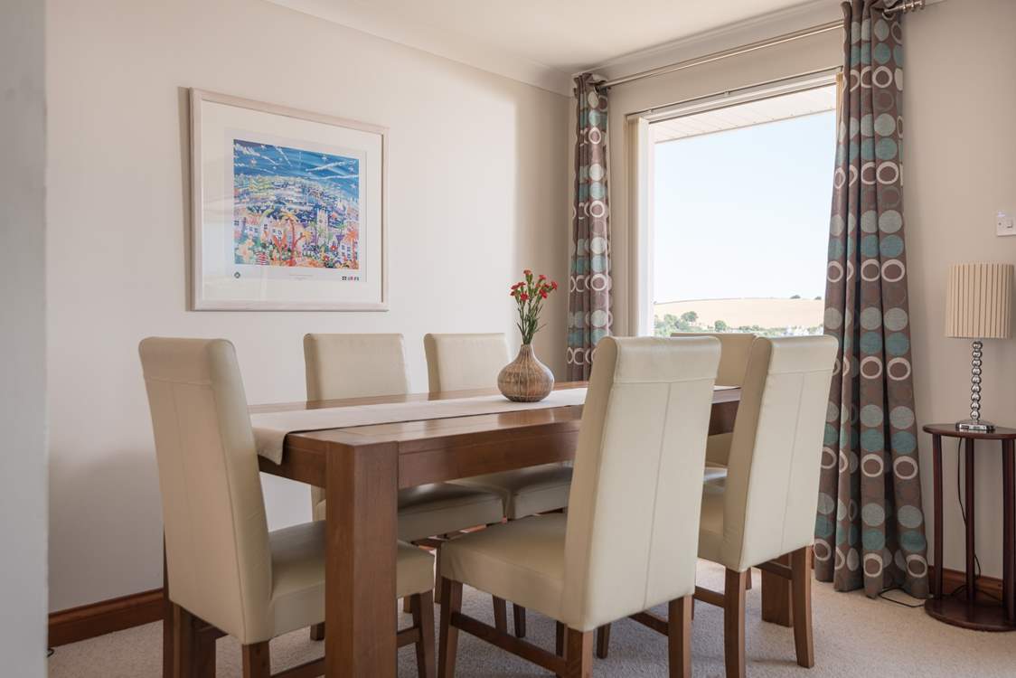 There is dining for six.