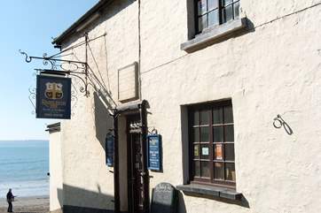 The Rashleigh Inn on the beach at Polkerris.