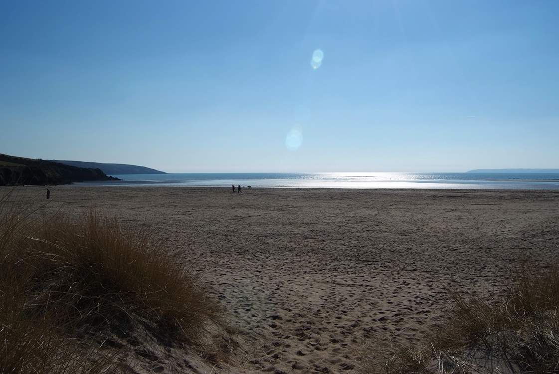 Par sands is easily accessible with a car park right by the dunes.