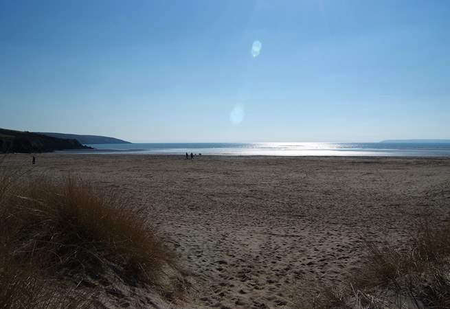 Par sands is easily accessible with a car park right by the dunes.
