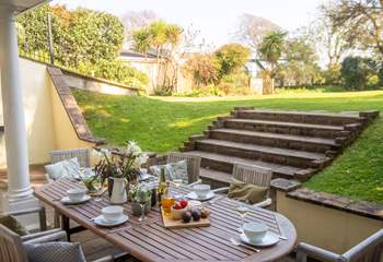 What a lovely place for a spot of lunch.