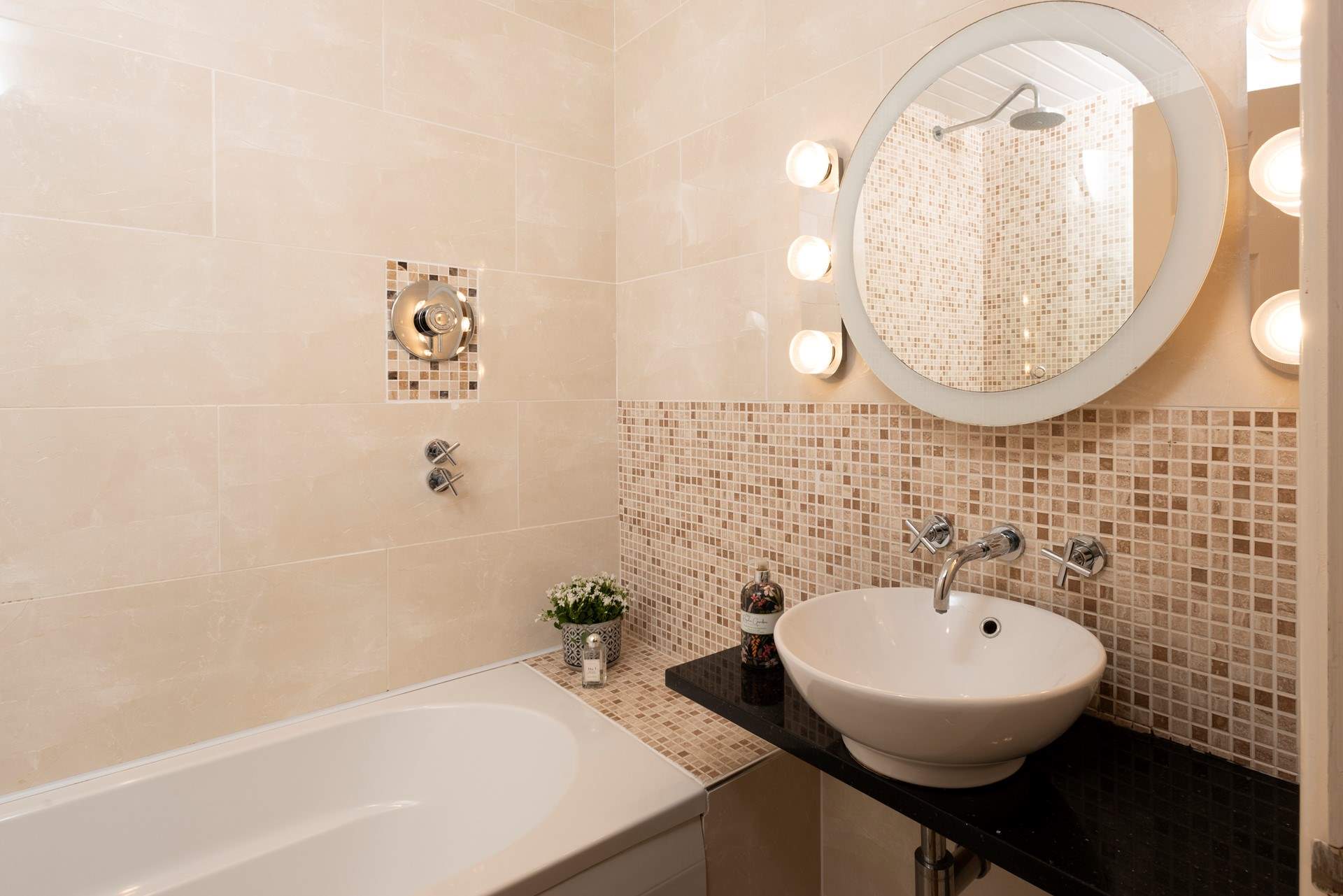 The bathroom en suite to Bedroom 1.