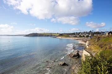 Gyllyngvase Beach is a short walk from the apartment - there is a beach cafe, bakery, bar/ restaurant and paddle boarding all on offer here.